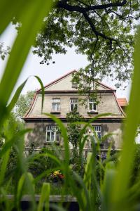 29 Avenue Apartments في كراكوف: منزل قديم يطل على العشب