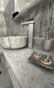 La salle de bains est pourvue d'un lavabo et d'un comptoir avec 2 toilettes. dans l'établissement Akrogiali Hotel, à Agios Sostis