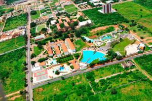 北茹阿澤魯的住宿－弗迪斯瓦勒斯拉澤爾酒店，享有带游泳池的度假村的空中景致