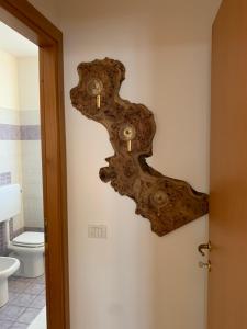 a wooden cross on the wall of a bathroom at Palazzo Venieri in Lugo