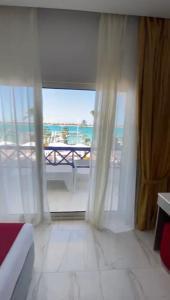 Postel nebo postele na pokoji v ubytování premium sea porto marina suite