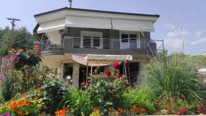 uma casa com um jardim de flores em frente em Sountou home em Xanthi