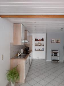 Η κουζίνα ή μικρή κουζίνα στο Ferienwohnung Ehlen im Alten Winzerhaus