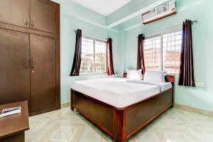 1 dormitorio con 1 cama y 2 ventanas en Flagship Hotel Ashish Kiran, en Dhanbād