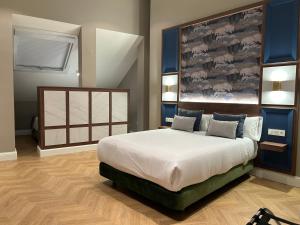 BiBo Suites Palacio de Portago客房内的一张或多张床位