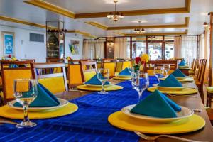 ein Tisch mit blauen Servietten und Gläsern darauf in der Unterkunft Verdes Vales Lazer Hotel in Juazeiro do Norte