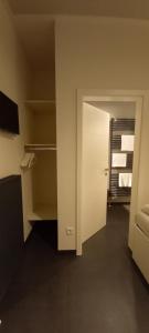 een lege kamer met een kast en een deur bij RING-RACE-FLATS Appartements in Adenau