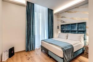 ein Schlafzimmer mit einem Bett und einem großen Fenster in der Unterkunft Goldoni 47 in Rom
