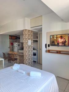 um quarto com uma cama com duas toalhas em Studio Ibiza 74 Boa Viagem em Recife