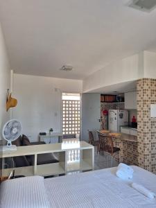 um quarto com uma cama, uma cozinha e uma sala de estar em Studio Ibiza 74 Boa Viagem em Recife mais 3 fotografias