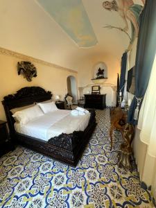 ラヴェッロにあるVilla Barluzziの青と白のフロアのベッドルーム1室(ベッド1台付)