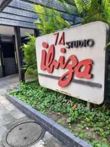 uma placa para um estúdio hirogoz em Studio Ibiza 74 Boa Viagem em Recife