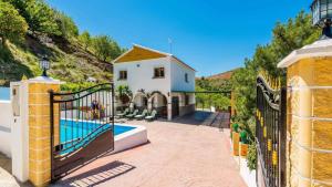 Bazén v ubytování Casa Victoria Alozaina by Ruralidays nebo v jeho okolí