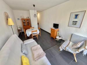 salon z białą kanapą i stołem w obiekcie Studio Lumineux à 700m de la Plage, Centre Ville, Pour 4 Personnes - FR-1-716-17 w mieście La Grande-Motte