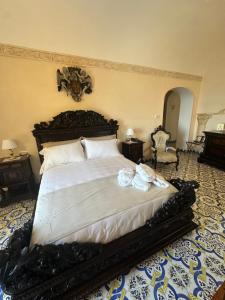 ラヴェッロにあるVilla Barluzziのベッドルーム(白いシーツを使用した大型ベッド1台付)