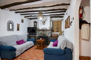 - un salon avec deux canapés et une cheminée dans l'établissement La Sierrezuela, à Castillo de Locubín