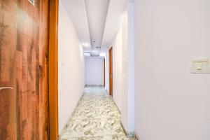 un couloir d'une chambre vide avec un couloir recouvert de moquette dans l'établissement FabHotel Iris Lite, à New Delhi