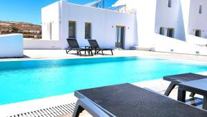 Bazén v ubytování HAYAL SUITES SANTORINI nebo v jeho okolí
