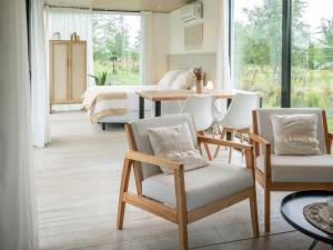 a room with a table and chairs and a dining room at Paso Calmo Cabañas in Villa General Belgrano