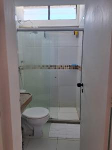 um banheiro com vaso sanitário e box de vidro em Studio Ibiza 74 Boa Viagem em Recife