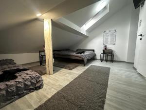 Pokój na poddaszu z łóżkiem i dywanem w obiekcie Vila Ana 2 Untold w Klużu-Napoce