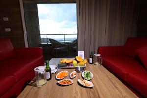 فندق إيبيزا في جونية: طاولة مع أطباق من الطعام وزجاجة من النبيذ