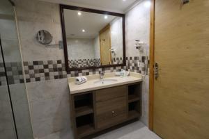 فندق إيبيزا في جونية: حمام مع حوض ودش مع مرآة