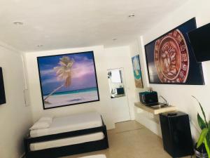 TV a/nebo společenská místnost v ubytování Easy Hotel
