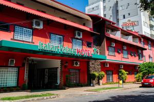 Un edificio rojo con un hotel en una calle. en Italian Palace Hotel, en Sinop