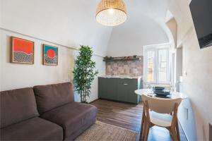 ein Wohnzimmer mit Sofa und Tisch in der Unterkunft Dimore Calculli - Puglia Mia Apartments in Monopoli