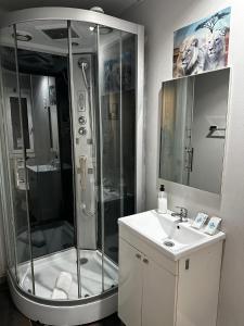 Koupelna v ubytování BCN Condal Hostal