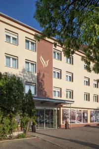 una vista exterior del hotel con un árbol en Vitta Hotel Superior en Budapest