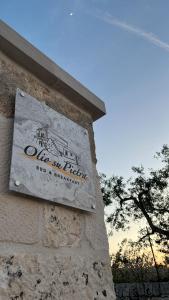 a sign on the side of a building at b&b Olio su Pietra in Castellana Grotte
