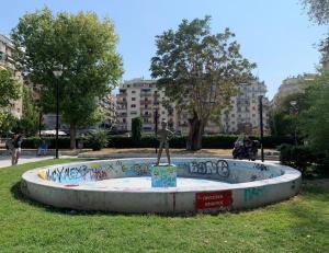 een standbeeld in een park met graffiti erop bij Agias Sofias Svolou Center 2 in Thessaloniki