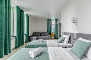 Green Line Hotel في كييف: غرفة فندقية بسريرين واريكة