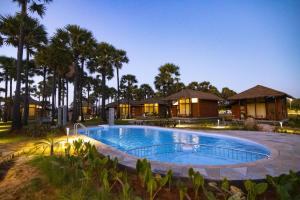 LA PALMERA في ذوثوكدي: منتجع به حمام سباحة في الليل