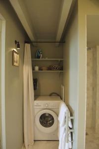 a laundry room with a washing machine in a room at Porte Aiguière - Appartement Cœur Historique in Saintes