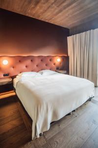 1 dormitorio con 1 cama blanca grande en una habitación en Hótel Jökulsárlón - Glacier Lagoon Hotel en Höfn
