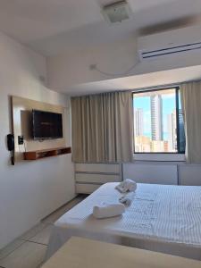 um quarto de hotel com uma cama com toalhas em Studio Ibiza 74 Boa Viagem em Recife