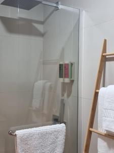 ファロにあるCasa Jasmimのバスルーム(ガラス張りのシャワードア、タオル付) +22枚の写真