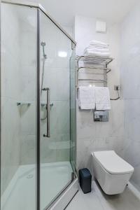 A bathroom at Green Line Hotel