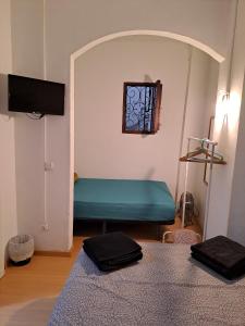Zimmer mit einer grünen Bank und einem Fenster in der Unterkunft Heart Of Palma in Palma de Mallorca