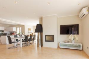 a living room with a dining table and a kitchen at Beautiful Villa Fior di Lavanda in Visnjan in Štuti