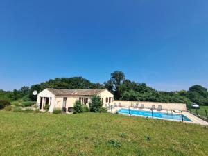 ein Haus mit einem Pool auf einem Feld in der Unterkunft Private Villa with pool France - Villa Hirondelles in Saint-Pierre-de-Juillers