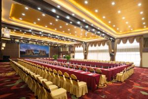 a large banquet hall with red tables and white chairs at 香格里拉蜀锦沐云酒店 in Shangri-La