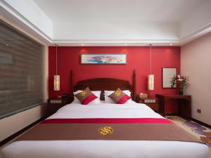 Postel nebo postele na pokoji v ubytování Shangri-La Shu Jin Mu Yun Hotel