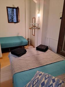 馬略卡島帕爾馬的住宿－Heart Of Palma，客房设有两张床和一张绿桌。