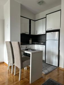 Η κουζίνα ή μικρή κουζίνα στο Apartments Nova Otoka Sarajevo 2