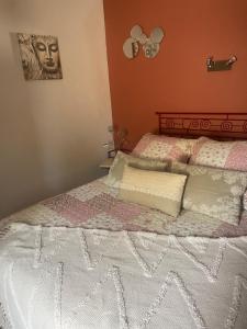 Ένα ή περισσότερα κρεβάτια σε δωμάτιο στο Bienvenue chez Samuel et Sarah
