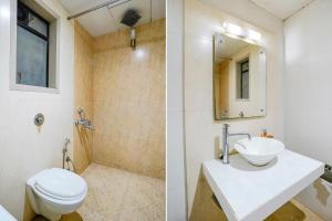 2 immagini di un bagno con servizi igienici e lavandino di FabHotel Prime Devanshi Inn a Kalamboli